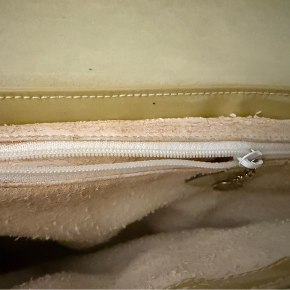 Gucci Yellow Shoulder Bag smooth patent leather poor to fair condition - Picture 10 of 14